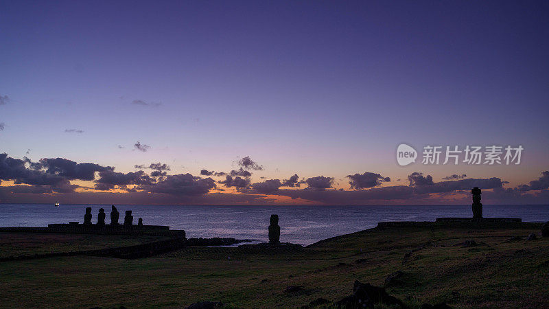 智利复活节岛(Rapa Nui/ Isla de Pascua)阿胡塔海雕像前的日落